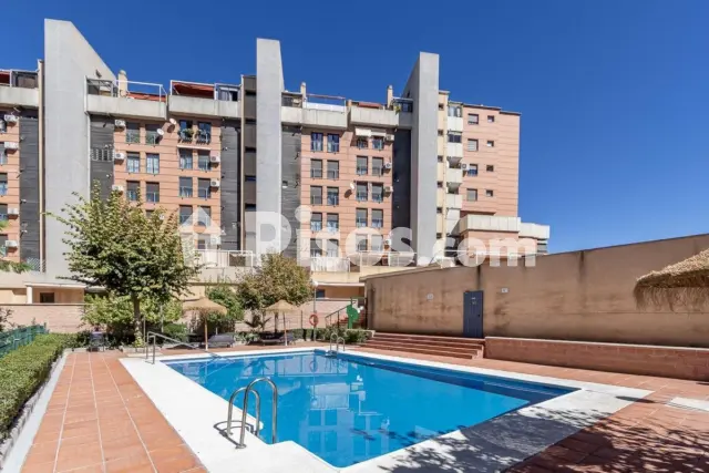 Piso en venta en Calle Pdta Jose Fernandez Mtnez, Número 6, Los Periodistas-Parque Almunia-Albayda (Granada Capital) de 379.000 €