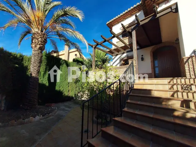 Chalet en alquiler en Granada, Carretera de la Sierra (Distrito Genil. Granada Capital) de 1.500 €<span>/mes</span>