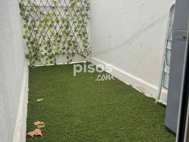 Ático en alquiler en Calle Fernando IV, Los Remedios (Distrito Los Remedios. Sevilla Capital) de 900 €<span>/mes</span>