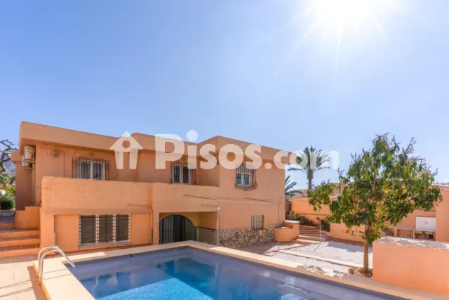Chalet en venta en Calle de la Rosa, Aguadulce Norte (Distrito Aguadulce. Roquetas de Mar) de 518.000 €