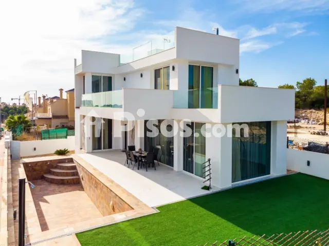 Chalet en venta en Pau 26, Las Filipinas-Villamartín-Canal Norte (Distrito Orihuela Costa. Orihuela) de 575.000 €