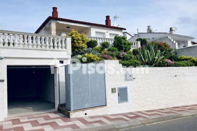 Chalet en venta en Carrer dels Cirerers, Urbanitzacions del Nord (Lloret de Mar) de 399.000 €