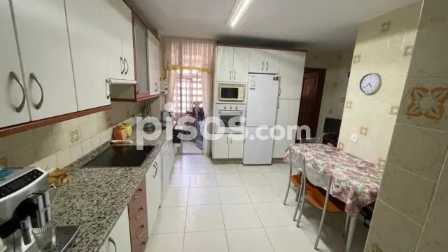 Habitación en alquiler en Calle del Monasterio de Carracedo, Zona Alta (Ponferrada) de 240 €<span>/mes</span>