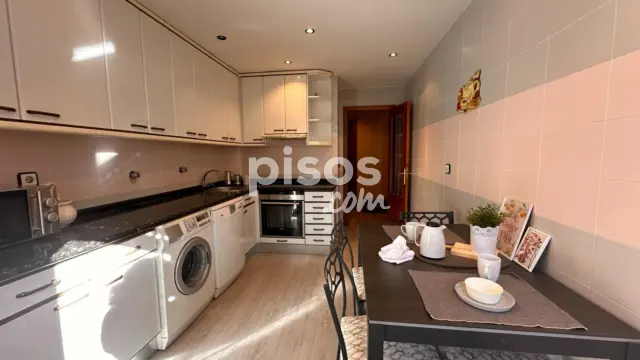 Piso en venta en Calle Maestro G.Muñoz, Número 14, La Florida-San Pedro (Soria Capital) de 215.000 €