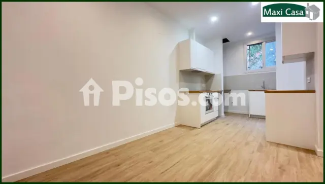 Piso en venta en Carrer de Còrsega, cerca de Carrer de Sant Quintí, El Camp de l'Arpa del Clot (Distrito Sant Martí. Barcelona Capital) de 217.000 €
