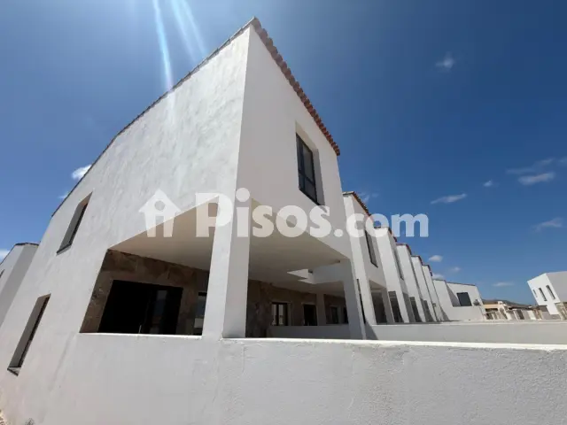Casa en venta en Calle de la Orilla, cerca de Avenida Tababaire, La Oliva de 230.000 €