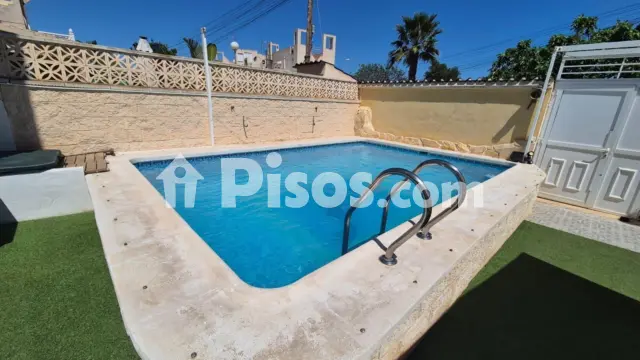 Casa adosada en venta en Calle de la Paloma, La Siesta-El Salado-Torreta-El Chaparral (Torrevieja) de 209.000 €