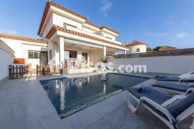 Casa adosada en venta en Avinguda de Cadis, 87, cerca de Carrer de Valls, Miami Platja (Mont-roig del Camp) de 382.000 €