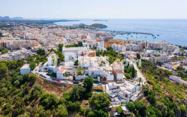 Piso en alquiler en Santa Eulalia, Santa Eulària des Riu de 2.700 €<span>/mes</span>