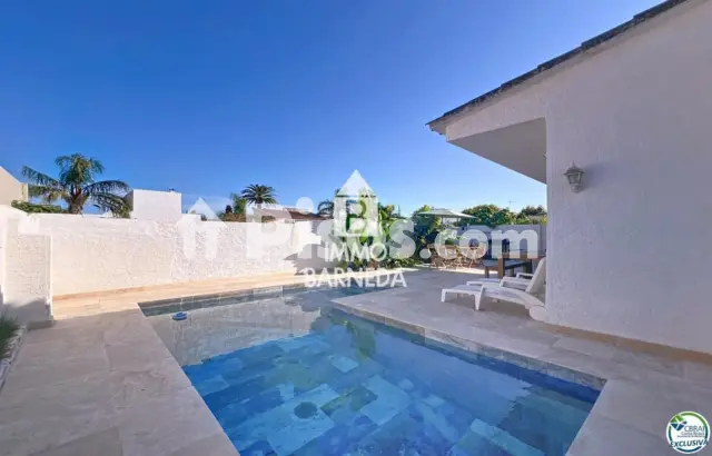 Chalet en venta en Passatge de Alberes, 37, cerca de Pasaje Montgri, Empuriabrava (Castelló d'Empúries) de 385.000 €