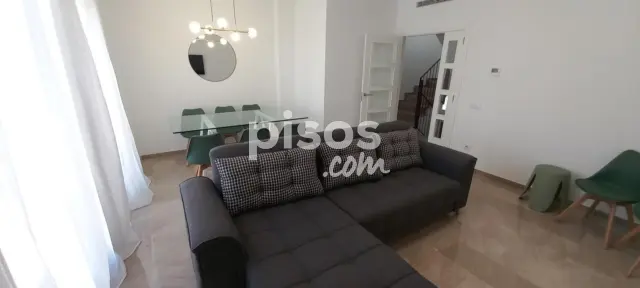 Chalet adosado en alquiler en Calle de la Amistad, Quart de Poblet de 1.980 €<span>/mes</span>