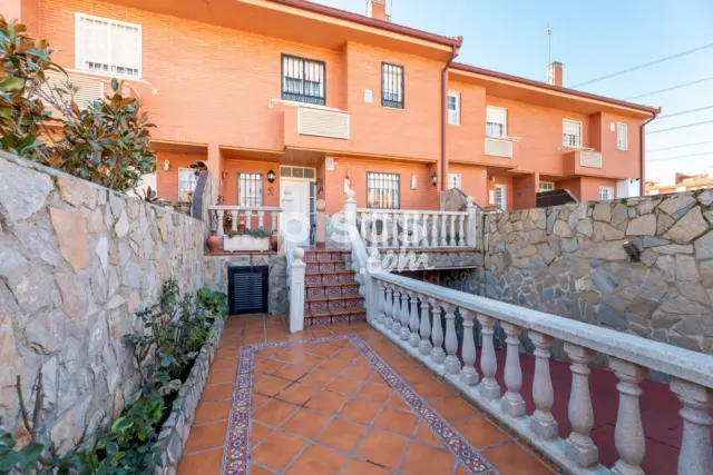 Casa adosada en venta en Calle de Ribadeo, Zona Bulevar (Arroyomolinos) de 479.900 €