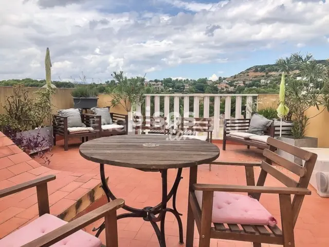 Casa adosada en alquiler en Chiva, Chiva de 1.500 €<span>/mes</span>