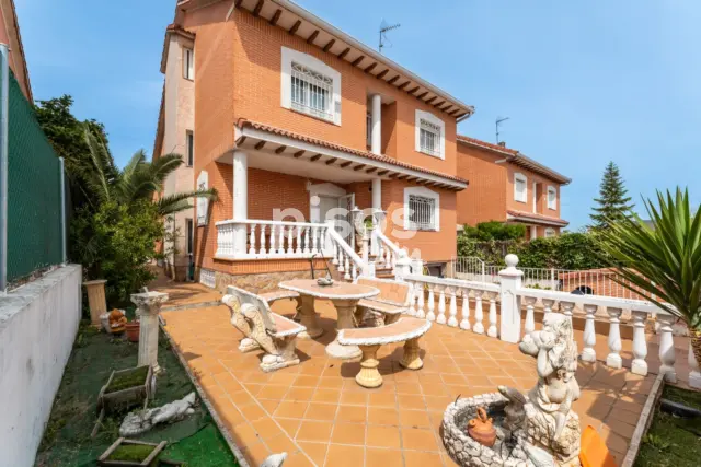 Chalet en venta en Calle de Miguel de Cervantes, cerca de Calle de Benito Pérez Galdós, Zona de las Cárcavas-Arroyo del Bosque (Arroyomolinos) de 579.900 €