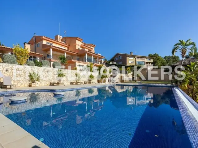 Casa rústica en alquiler en Urbanizaciones Cumbres de Calicanto-Manyes-Barbeta, Urbanizaciones Cumbres de Calicanto-Manyes-Barbeta (Torrent) de 11.900 €<span>/mes</span>