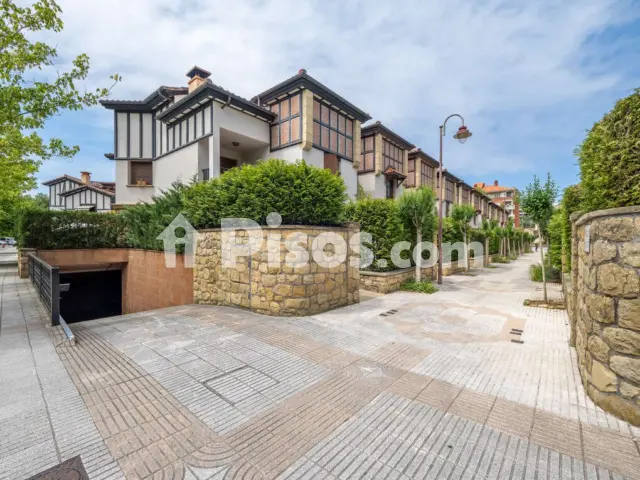 Casa adosada en venta en Herrikosoro Kalea, cerca de Sorginsoro Kalea, Zarautz de 1.075.000 €