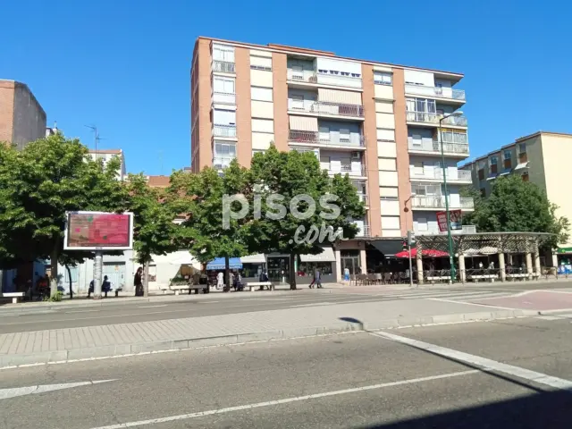 Piso en venta en Calle de los Embajadores, cerca de Paseo Juan Carlos I, Las Delicias (Valladolid Capital) de 210.000 €
