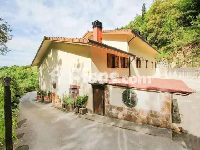 Chalet en venta en Santa Lutzi-Anduaga, Santa Lutzi-Anduaga (Ezkio-Itsaso) de 325.000 €