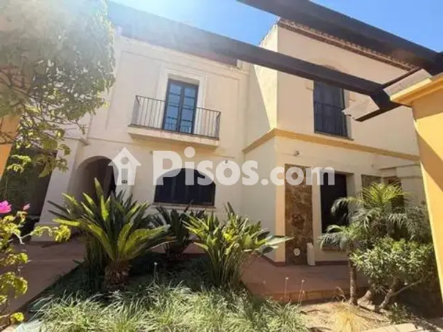 Casa adosada en alquiler en Calle Avenida los Cortijos, 3, Núcleo (San Roque) de 3.500 €<span>/mes</span>