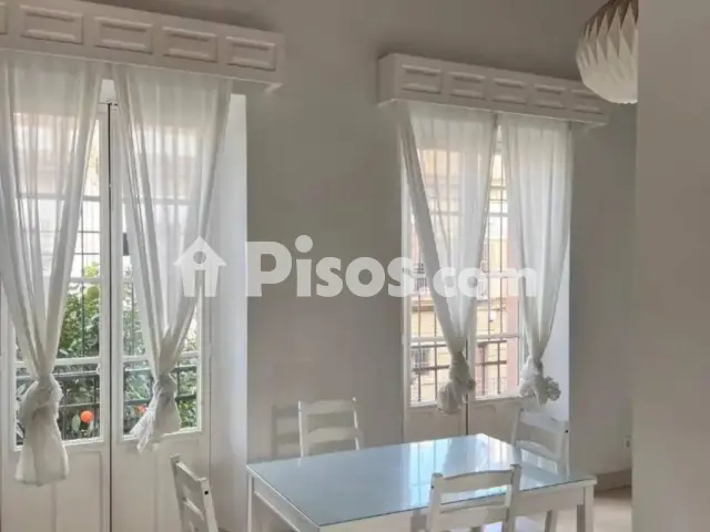 Ático en alquiler en Calle Marqués de Nervión, cerca de Calle Cardenal Lluch, Nervión (Distrito Nervión. Sevilla Capital) de 1.400 €<span>/mes</span>
