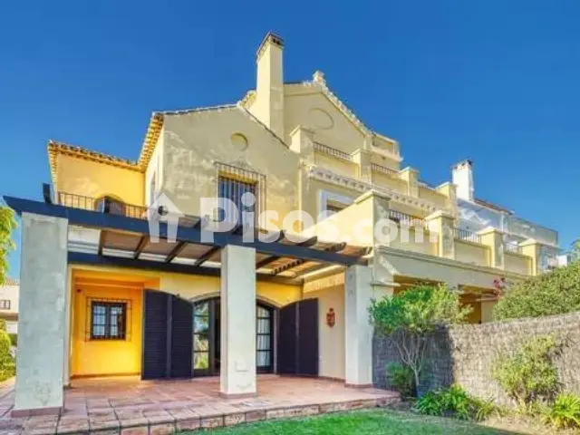 Casa adosada en alquiler en Calle Lugar Sotogrande, 22, Núcleo (San Roque) de 2.900 €<span>/mes</span>