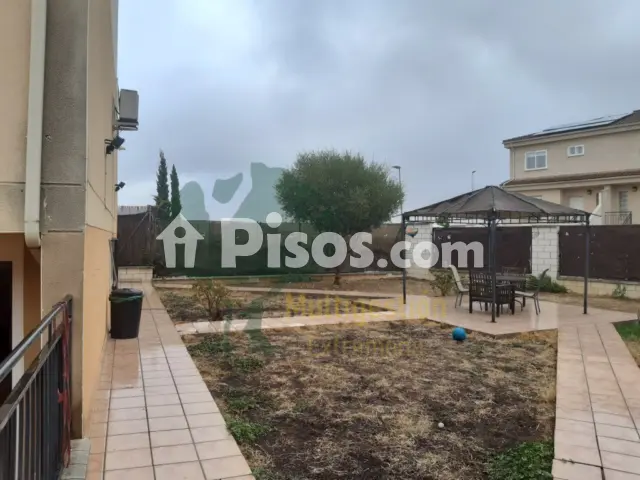 Casa adosada en alquiler en Montesol-Mejostilla, Montesol-Mejostilla (Cáceres Capital) de 900 €<span>/mes</span>