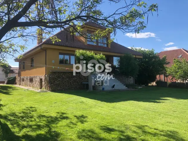 Chalet en venta en Tierra de León, Villaturiel de 350.000 €