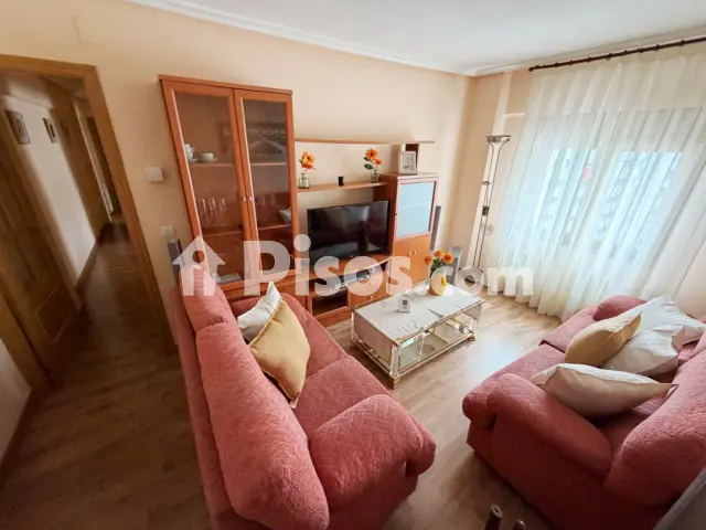 Piso en alquiler en Calle del Doctor Jiménez Díaz, El Carbayedo-El Quirinal (Avilés) de 1.050 €<span>/mes</span>