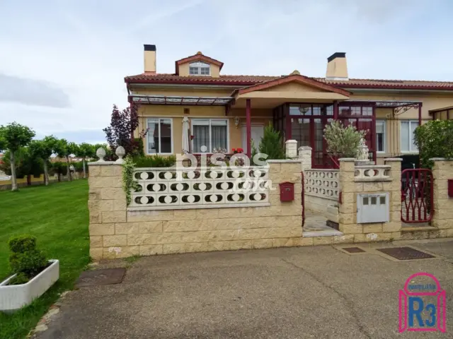 Casa adosada en venta en Residencial Condado, Puente Villarente (Villasabariego) de 180.000 €