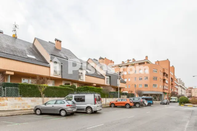 Casa en venta en Calle de Lur Gorri, 27, Barañáin - Barañain de 555.000 €