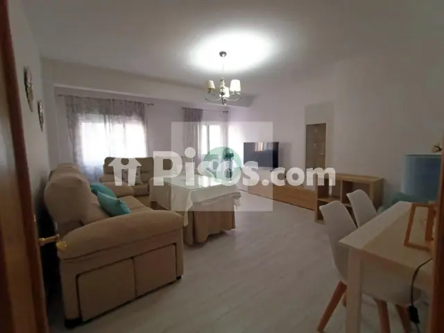 Piso en alquiler en en La Autopista, Próximo A Institutos y Colegios., Pardaleras (Badajoz Capital) de 700 €<span>/mes</span>