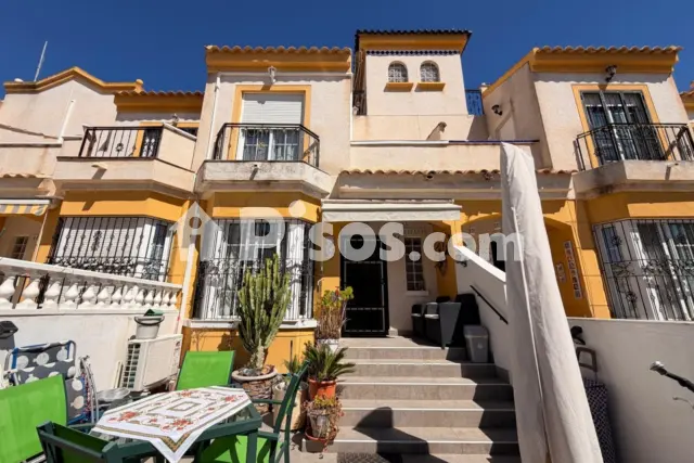 Casa adosada en venta en El Raso