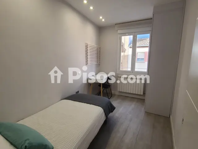 Piso en alquiler en Calle de San José de Calasanz, 18, Universidad-Los Lirios (Logroño) de 300 €<span>/mes</span>