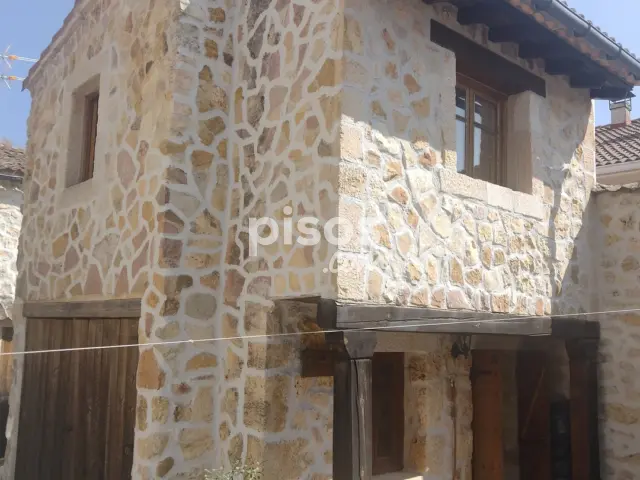 Casa rústica en alquiler en Plaza del Teniente Coronel Félix Peña, 5, Castro de Fuentidueña de 340 €<span>/mes</span>