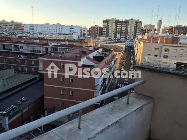 Ático en alquiler en Calle Virgen de Luján, 30, Los Remedios (Distrito Los Remedios. Sevilla Capital) de 1.200 €<span>/mes</span>