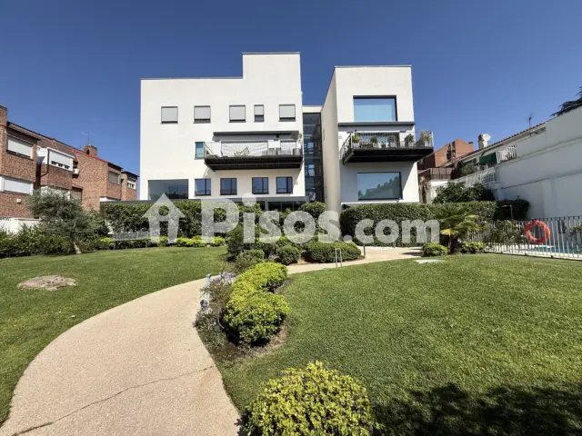Piso en alquiler en Calle de la Duquesa de Castrejón, 9, Colina (Distrito Ciudad Lineal. Madrid Capital) de 2.600 €<span>/mes</span>