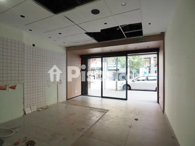 Local comercial en venta en Carrer de la Mare de Déu de Núria, Instituts-Ponent (Granollers) de 200.000 €