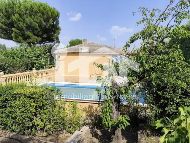 Chalet en venta en Calle Olivo, Santa Cruz de Pinares de 160.000 €