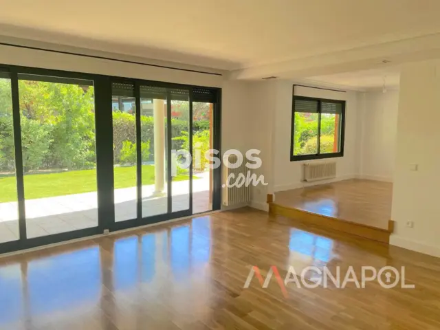 Chalet pareado en alquiler en Próxima A Centro Comercial y Zona de Colegios, Encinar de los Reyes (La Moraleja) de 5.500 €<span>/mes</span>