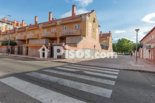 Chalet adosado en venta en Calle del Río Bidasoa, Rinconada (Distrito Reyes Católicos. Alcalá de Henares) de 514.900 €