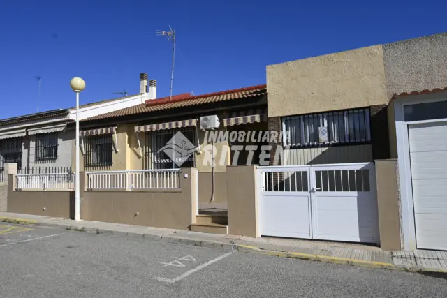 Chalet adosado en venta en Calle Pico Veleta, 1, Nueva Cartagena (Distrito Núcleo Urbano. Cartagena) de 285.000 €