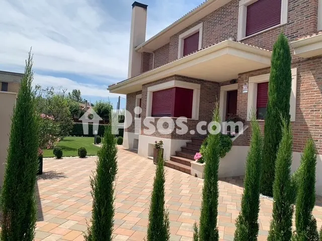 Chalet unifamiliar en venta en Calle del Abedul, Simancas de 910.000 €
