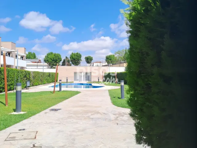 Piso en alquiler en Avenida de España, Arco Norte-Avenida de España (Distrito Zona Centro. Dos Hermanas) de 1.000 €<span>/mes</span>