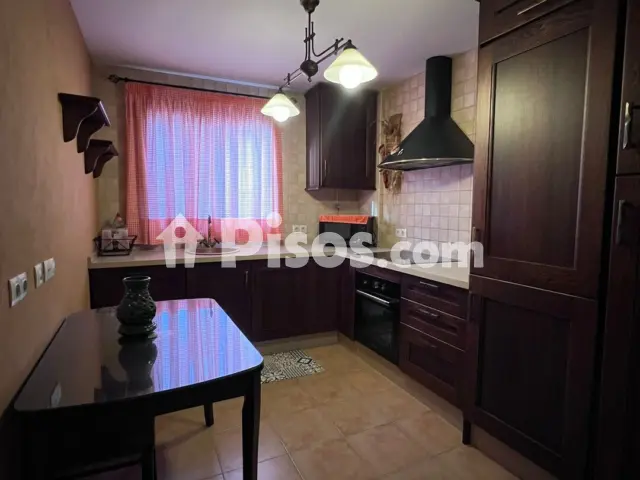 Casa en alquiler en Calle Leopoldo Alas 'Clarín', cerca de Calle Pío Baroja, Arco Norte-Avenida de España (Distrito Zona Centro. Dos Hermanas) de 1.200 €<span>/mes</span>