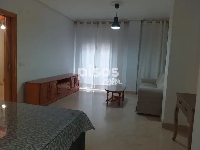 Piso en alquiler en Calle de Santa María Magdalena, cerca de Calle de la Botica, Centro-Doña Mercedes (Distrito Zona Centro. Dos Hermanas) de 900 €<span>/mes</span>