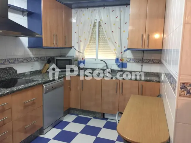 Piso en alquiler en Calle de Isaac Peral, cerca de Calle de Santa María Magdalena, Arenal-La Pólvora (Distrito Zona Centro. Dos Hermanas) de 850 €<span>/mes</span>