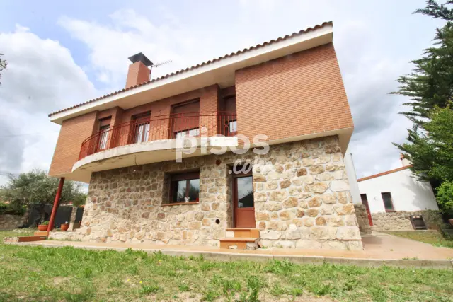 Chalet unifamiliar en venta en Torrelaguna, Torrelaguna de 400.000 €