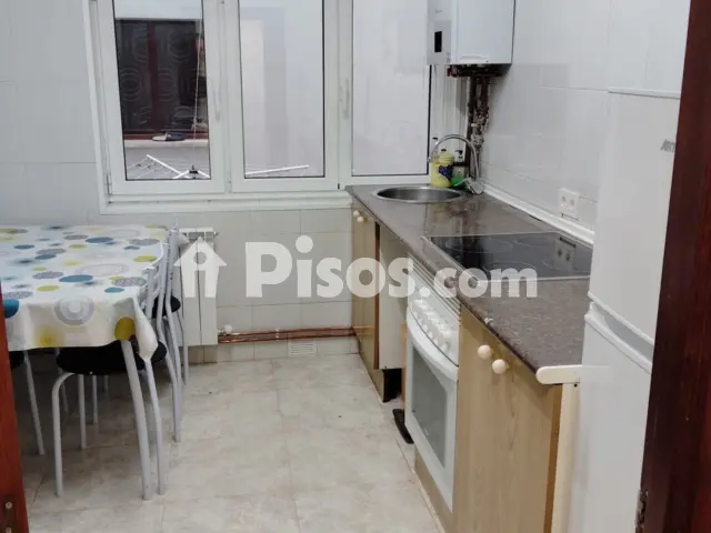 Piso en alquiler en Calle de Víctor Sáenz, Montecerrao (Oviedo) de 750 €<span>/mes</span>
