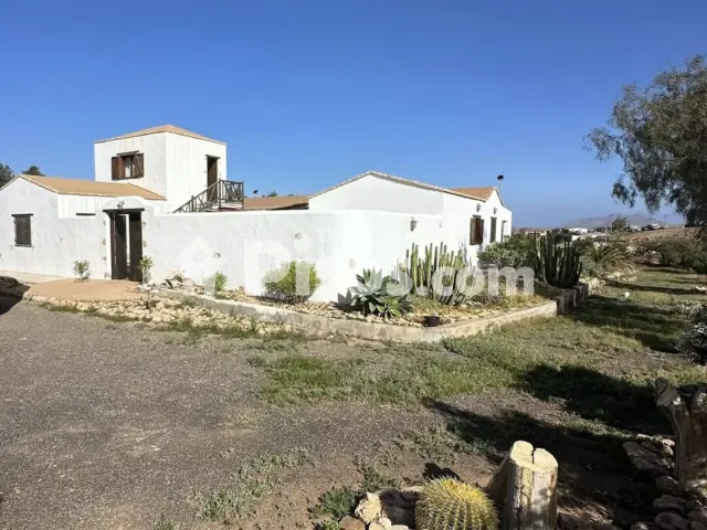 Chalet unifamiliar en venta en Calle Poeta Juan Betancor Garcia, Tuineje de 450.000 €