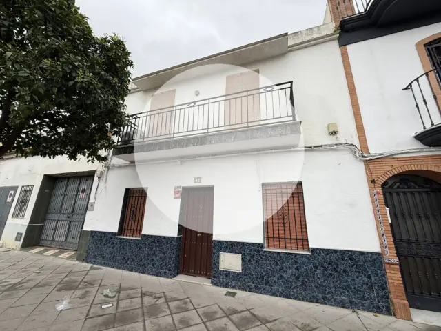 Casa en venta en Calle Real Utrera, cerca de Calle de Málaga, Centro-Doña Mercedes (Distrito Zona Centro. Dos Hermanas) de 152.250 €